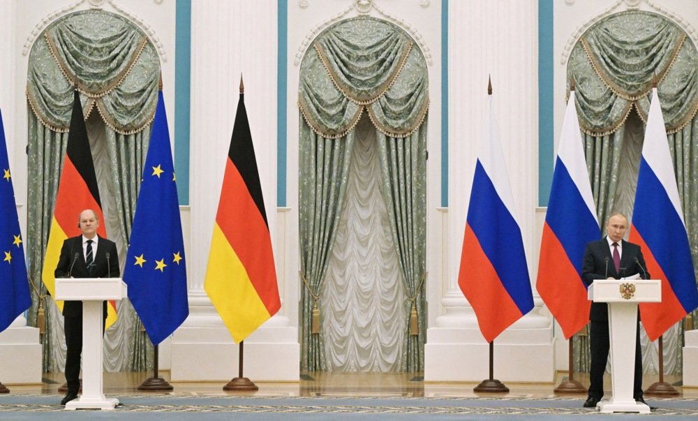 Vladimir Putin (R) and German Chancellor Olaf Scholz (L) attend a joint press conference following their talks in the Kremlin, 15 February 2022. EPA-EFE/SERGEY GUNEEV/KREMLIN POOL/SPUTNIK / POOL