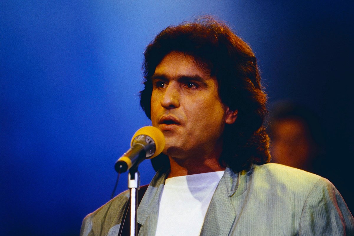 Тото Кутуньо, итальянский певец и автор песен, выступает в Германии около 1990 года Фото: kpa / United Archives / Getty Images