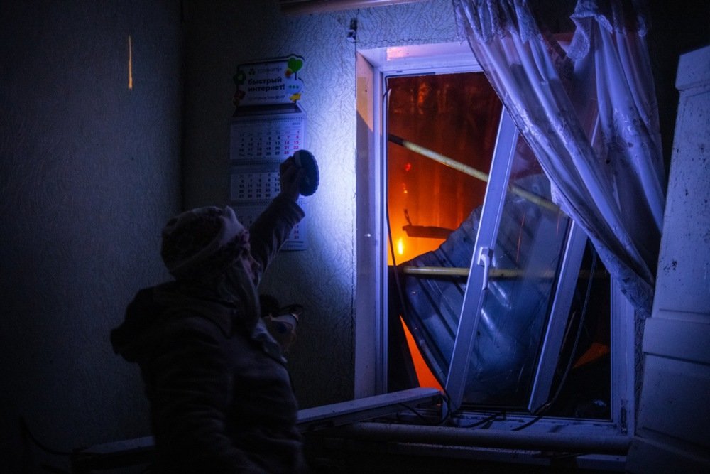 Женщина в своем разрушенным доме в Донецке. Фото: EPA-EFE / STRINGER