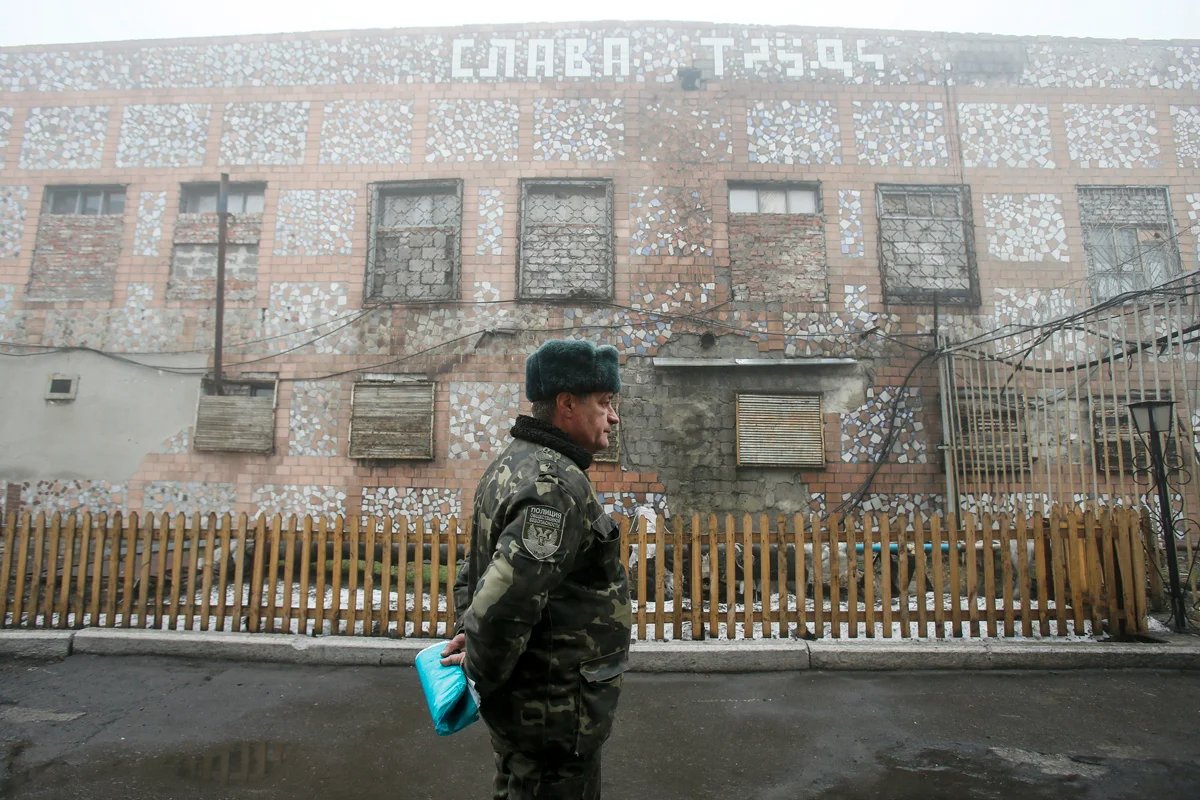 A police officer stands outside the penal colony in Makiivka where Panchenko was imprisoned, in Russian-occupied Donetsk. Photo: Maxim Shemetov / Reuters / Scanpix / LETA