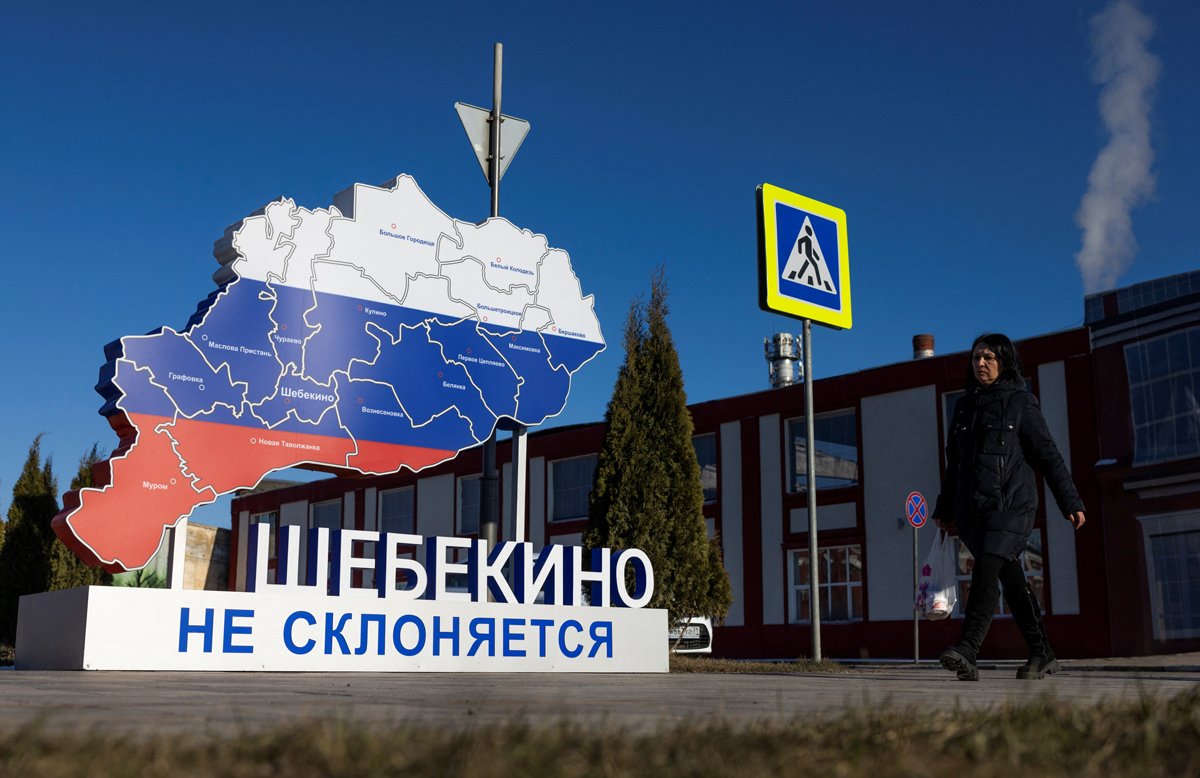 Инсталляция, на которой изображена карта Белгородской области и лозунг «Шебекино не склоняется», 11 марта 2024 года. Фото: Максим Шеметов / Reuters / Scanpix / LETA