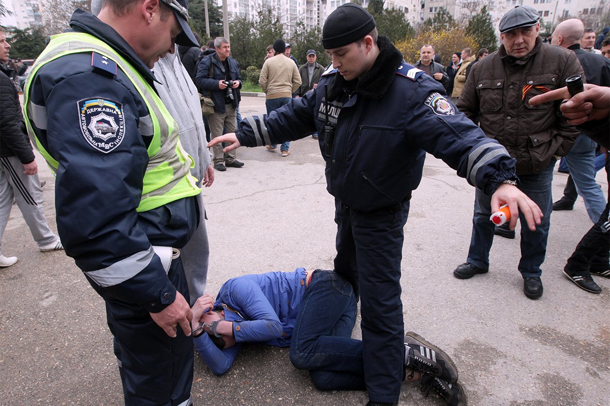 Милиция задерживает мужчину после столкновений пророссийских и проукраинских активистов во время митинга в Севастополе, Крым, Украина, 9 марта 2014 года. Фото: Stringer / EPA