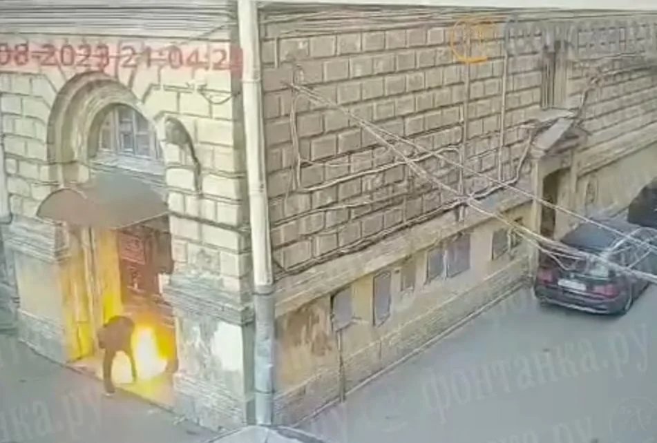 An attempt to set fire to a draft office in St. Petersburg. Photo: Fontanka video screenshot