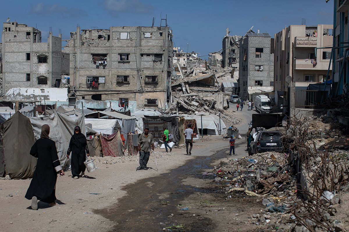 Палестинцы в разрушенном квартале в Хан-Юнисе, южная часть сектора Газа, 5 октября 2025 года. Фото: Haitham Imad / EPA