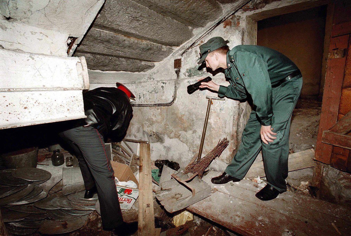 Сотрудники милиции обыскивают чердак жилого дома в поисках взрывчатки в Санкт-Петербурге, 15 сентября 1999 года. Фото: Анатолий Мальцев / EPA