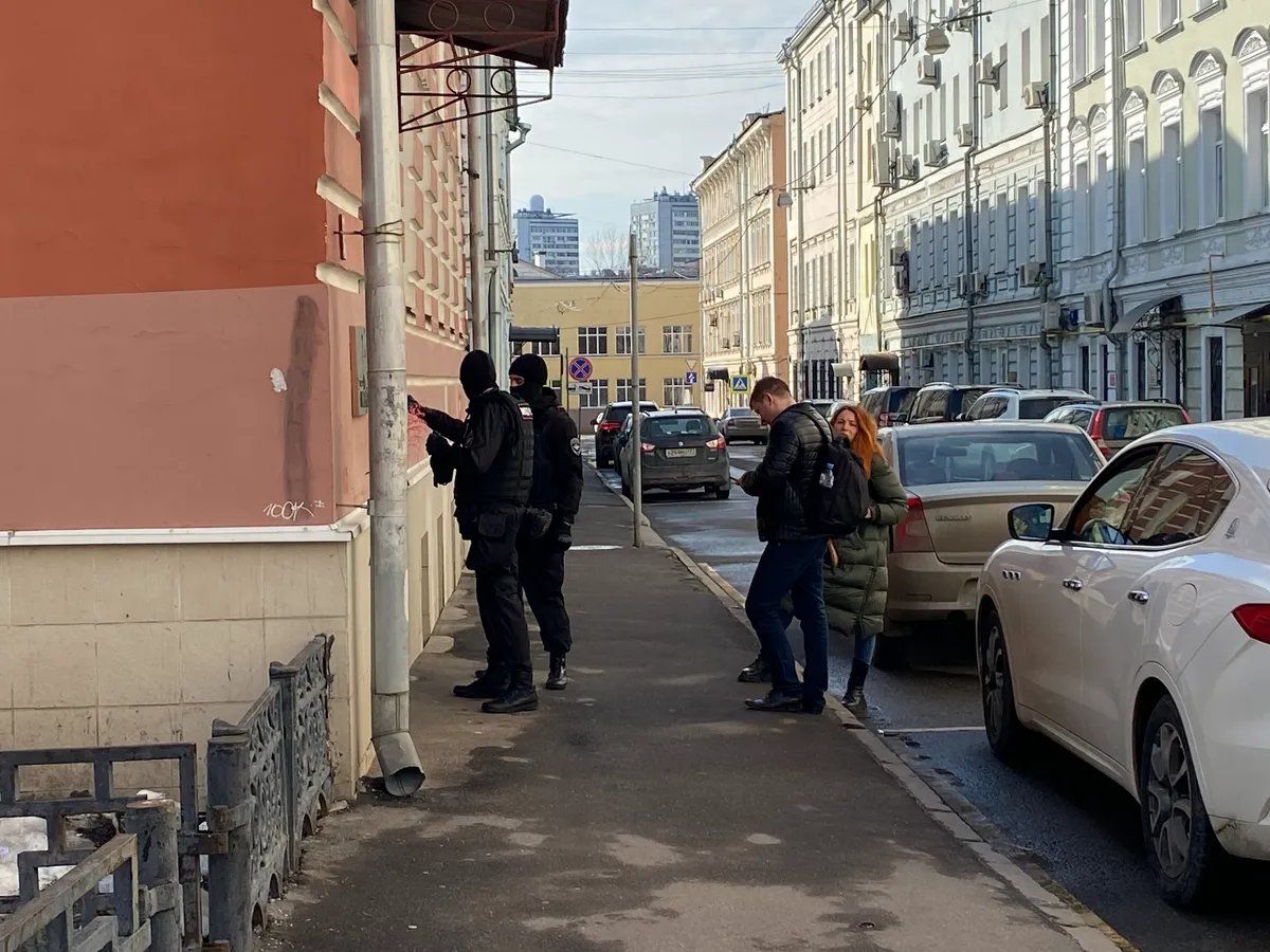 Полиция во время обыска здания «Мемориала» в Малом Каретном переулке в Москве. Фото: Софья Орлова