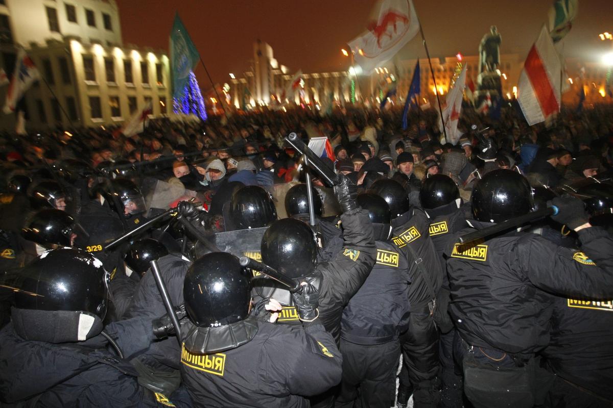 Столкновения спецназовцев с оппозицией во время акции протеста против результатов президентских выборов в Беларуси, 19 декабря 2010. Фото: EPA / STRINGER