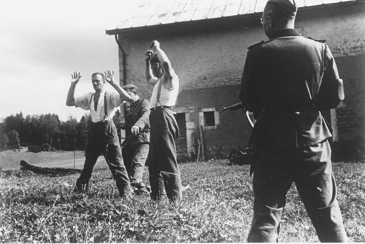 Фото неизвестного автора, на котором запечатлено задержание дезертиров солдатами вермахта. Ок. 1944 года, где-то на Западном фронте. Фото: picture-alliance / akg-images