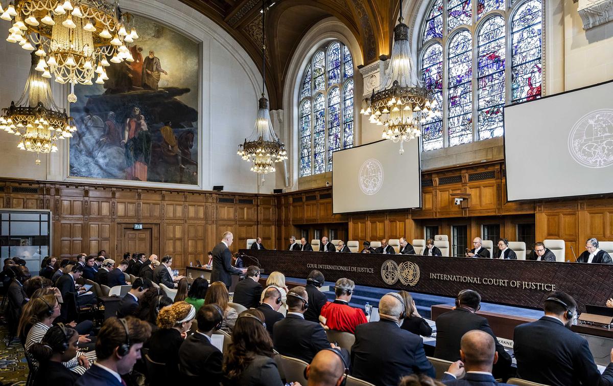 Александр Шульгин (в центре), посол России в Нидерландах, выступает в Международном суде (МС) в Гааге, Нидерланды, 8 июня 2023 г. Фрир: EPA-EFE/REMKO DE WAAL