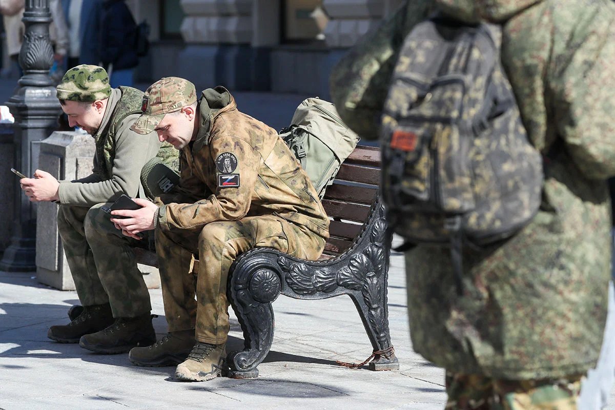 Men in military fatigues on a Moscow street. Photo: Alamy / Vida Press