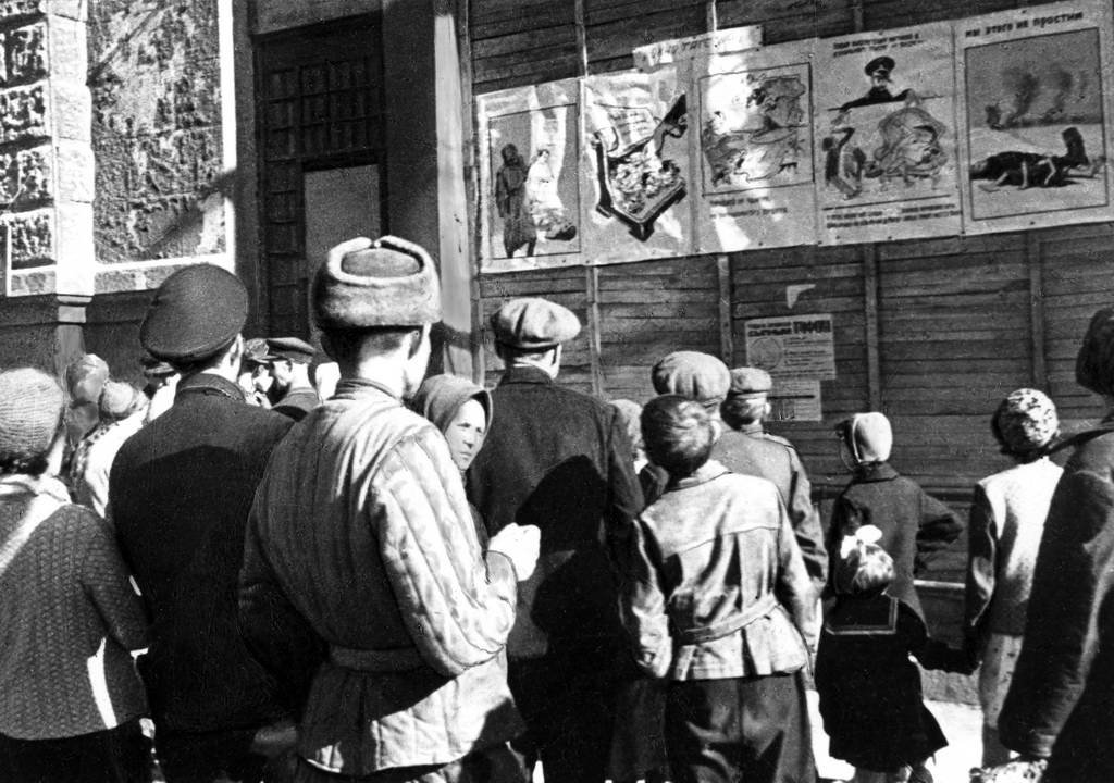 Жители освобождённого города Сталино (Донецка) читают «Окна ТАСС». Сентябрь 1943. Фото: В.Н. Иванов