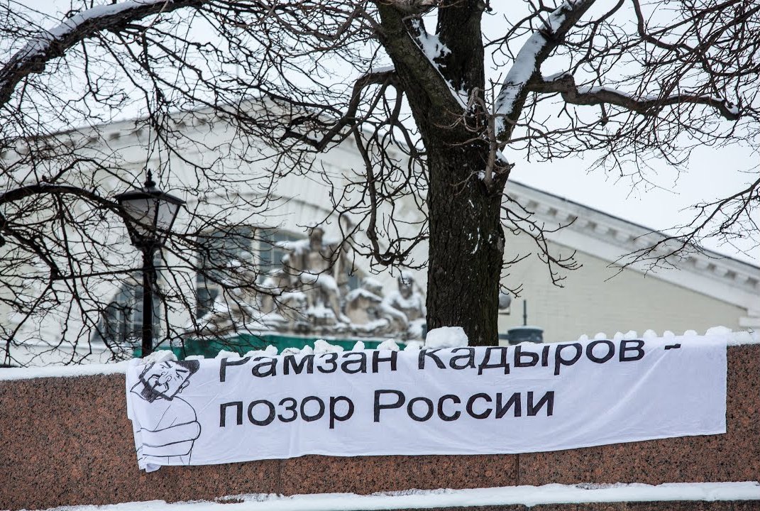 Баннер, которые активисты «Весны» повесили на стрелке Васильевского острова в Петербурге. Скриншот YouTube