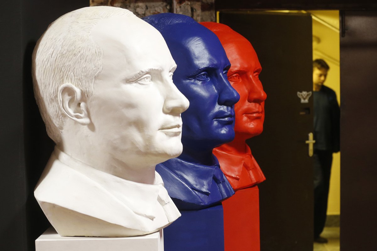 Бюсты с изображением президента России Владимира Путина на выставке «СУПЕРПУТИН» в Музее современного искусства в Москве, 7 декабря 2017 года. Фото: Максим Шипенков / EPA-EFE