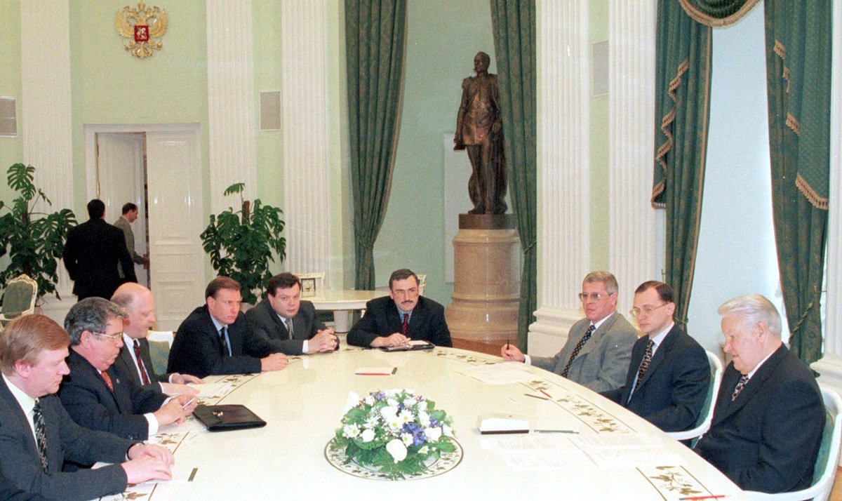 Борис Ельцин с банкирами и бизнесменами во время обсуждения экономической ситуации в стране, Москва, 2 июня 1998 год. Фото: Sovfoto / Universal Images Group / Shutterstock / Vida Press