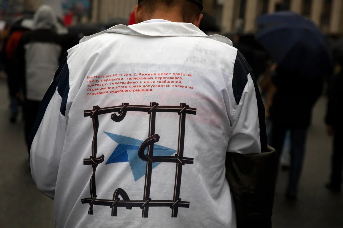 A protester wears a shirt with a Telegram logo behind bars on it at an opposition rally in Moscow, 29 September 2019. Photo: Nikolai Vinokurov / Alamy / Vida Press