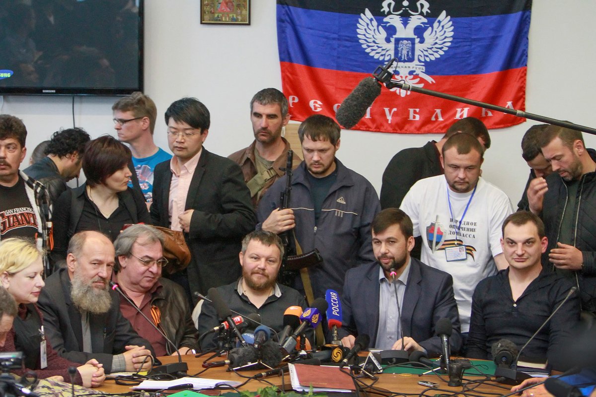 Денис Пушилин (в центре справа) выступает во время заседания в захваченном здании областной администрации в Донецке, 8 мая 2014 года. Фото: Photomig / EPA