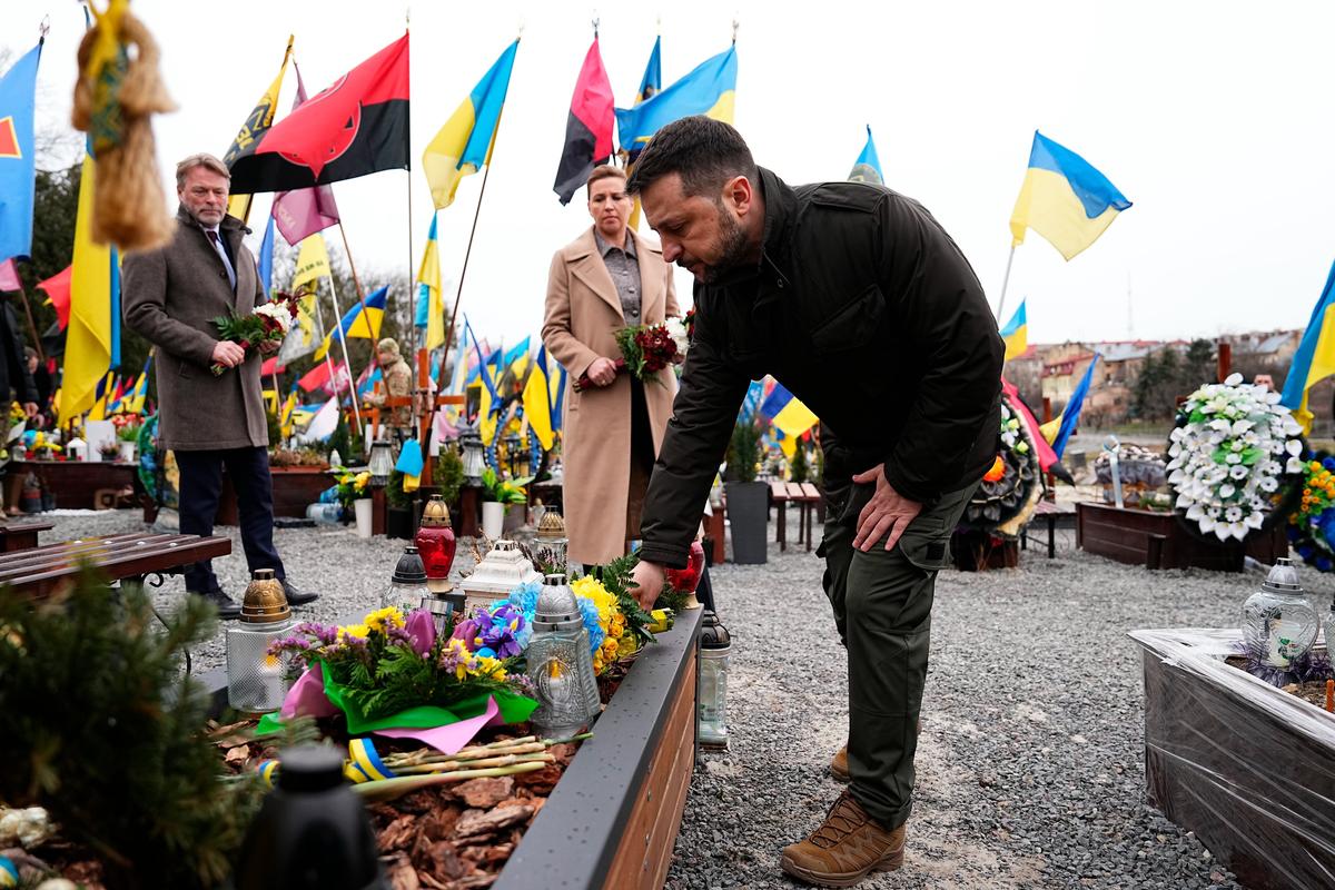 Ukrainian President Volodymyr Zelensky lays a wreath in Lviv, 23 February 2024. Photo: EPA-EFE/Mads Claus Rasmussen