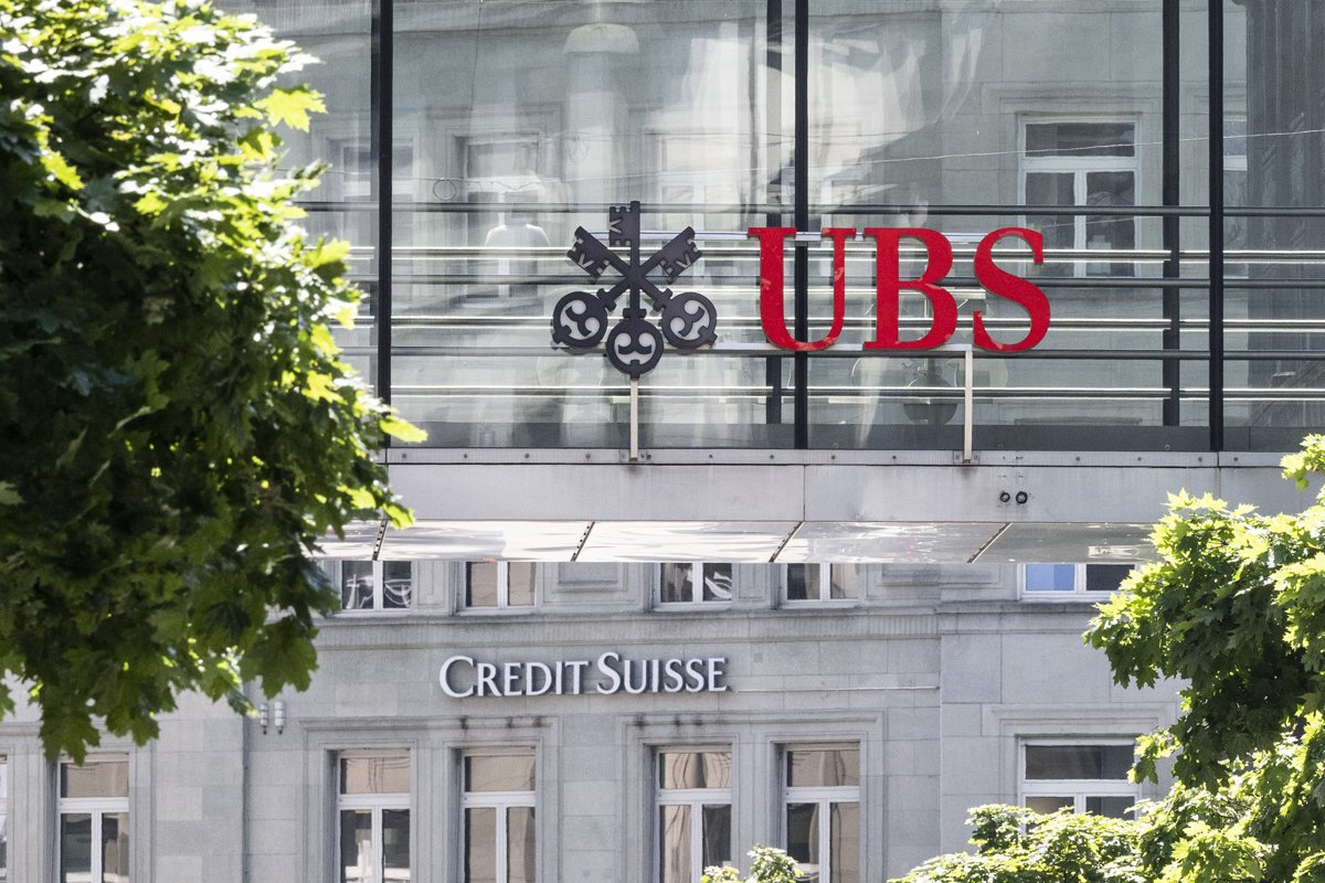 Логотипы банков UBS и Credit Suisse в Цюрихе, Швейцария, 12 июня 2023 года. Фото: Ennio Leanza / EPA-EFE