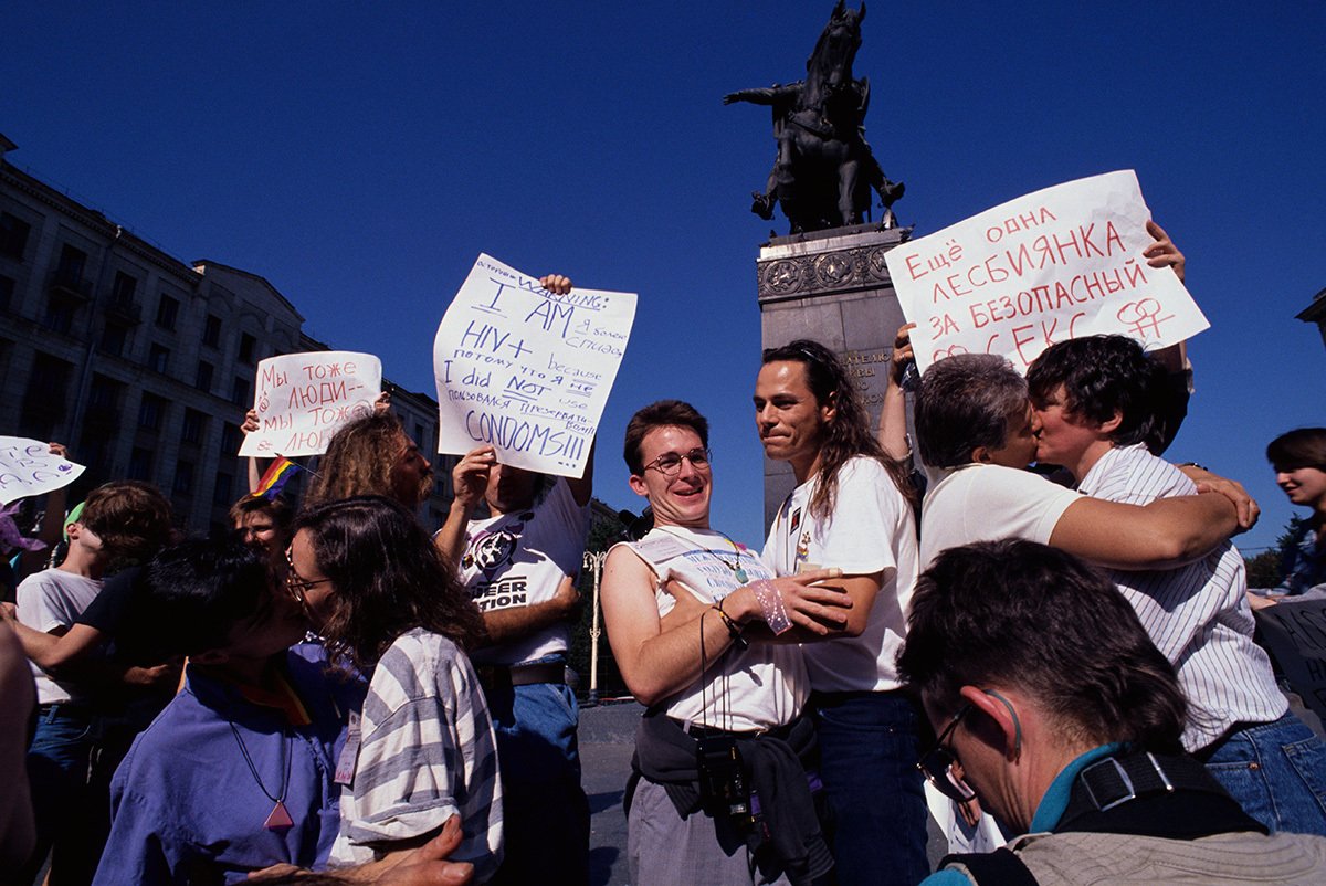 Демонстрация в защиту прав геев в Москве в 1991 году. Фото: Robert Wallis / Corbis / Getty Images