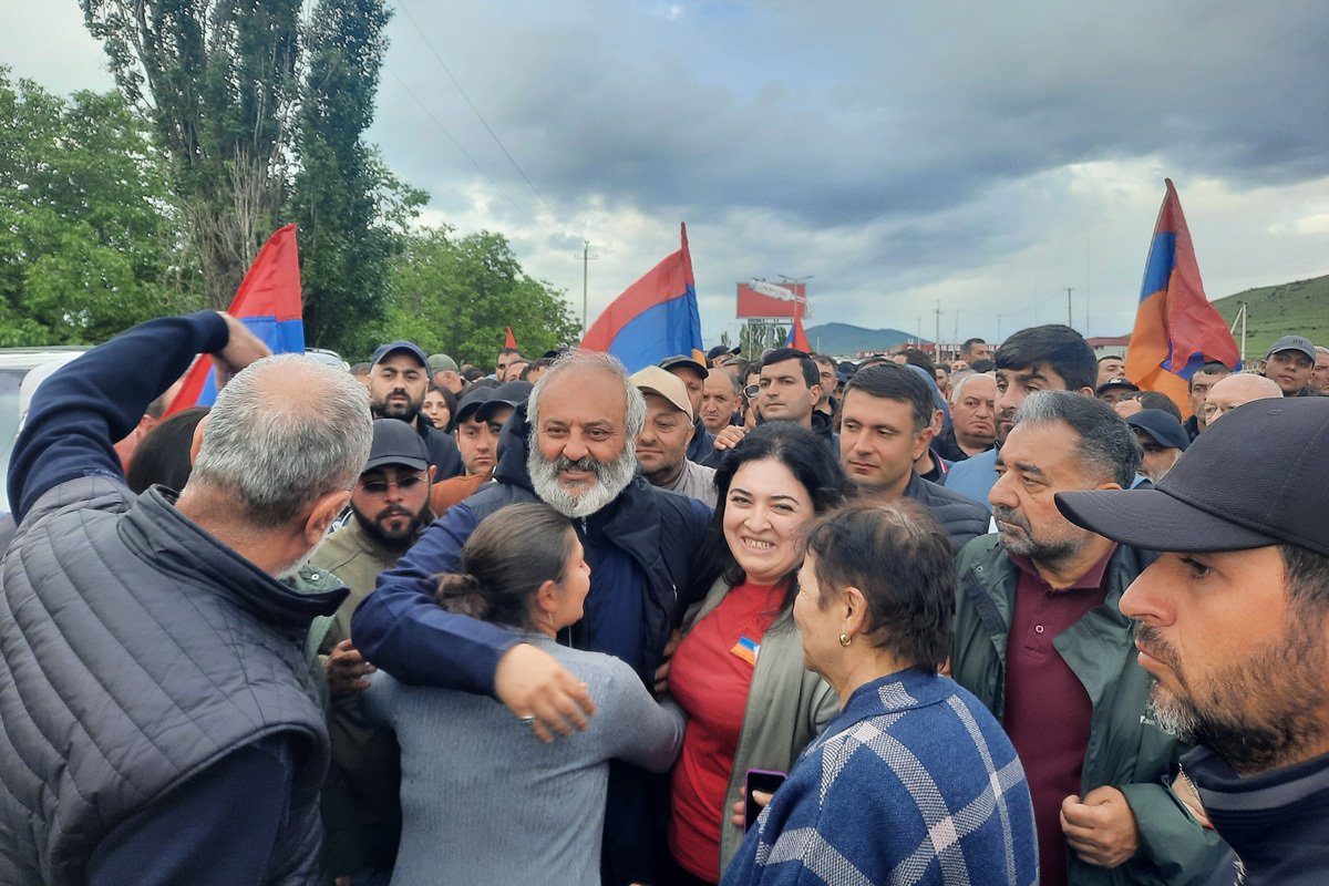 Баграт Галстанян с участниками шествия, 7 мая 2024 года. Фото: Варужан Саргсян