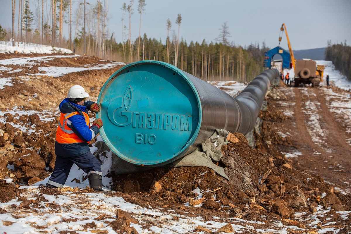 Рабочий устанавливает заглушку с логотипом «Газпром» во время работ по укладке газопровода «Сила Сибири» недалеко от Иркутска, 6 апреля 2021 года. Фото: Андрей Рудаков / Bloomberg / Getty Images