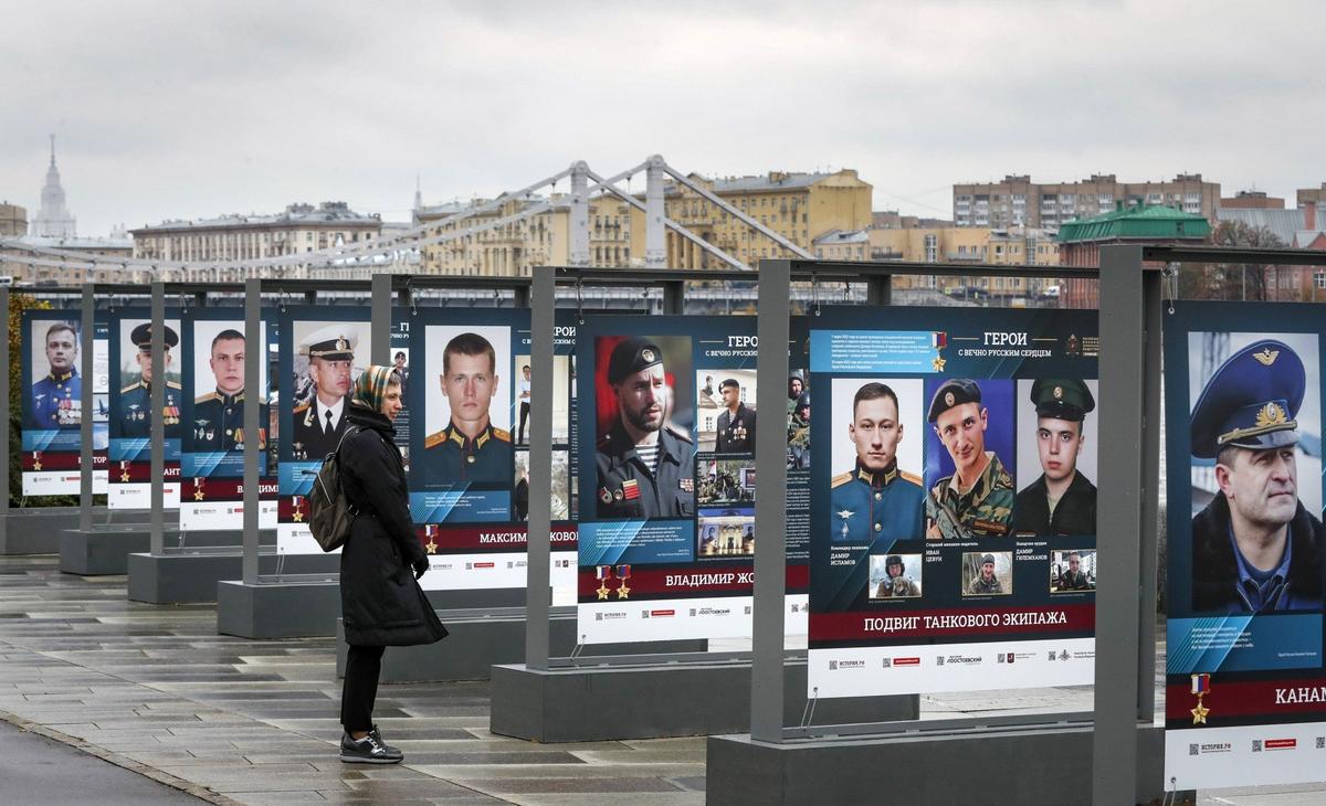 Фотографии военнослужащих, воевавших в Украине, во время уличной выставки «Герои с вечным русским сердцем» в Москве. Фото: EPA-EFE / YURI KOCHETKOV