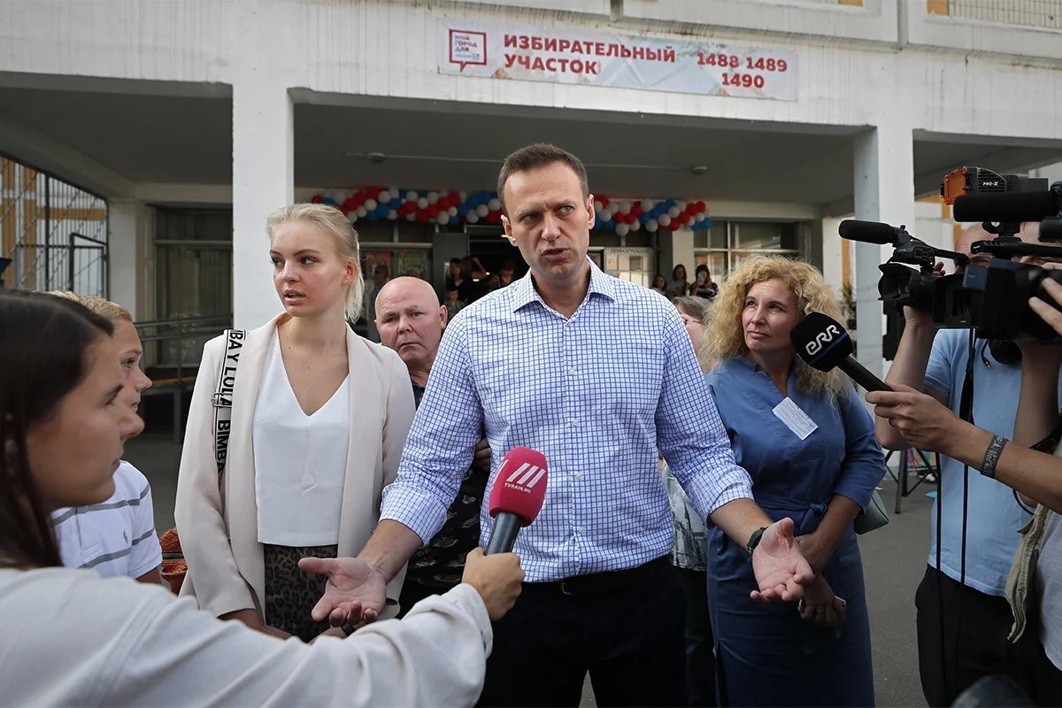 Navalny speaking to journalists after voting in the Moscow City Duma election, 8 September 2019. Photo: Yuri Kochetkov, EPA-EFE