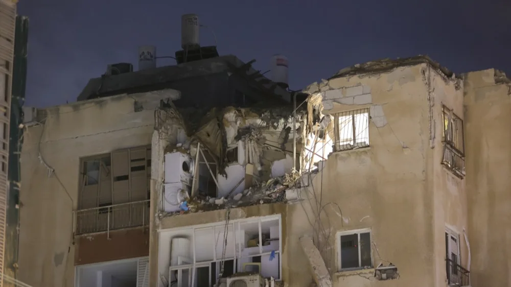 Тель-Авив. Ракета, выпущенная из Газы, попала в жилой дом. Фото: EPA-EFE/ABIR SULTAN