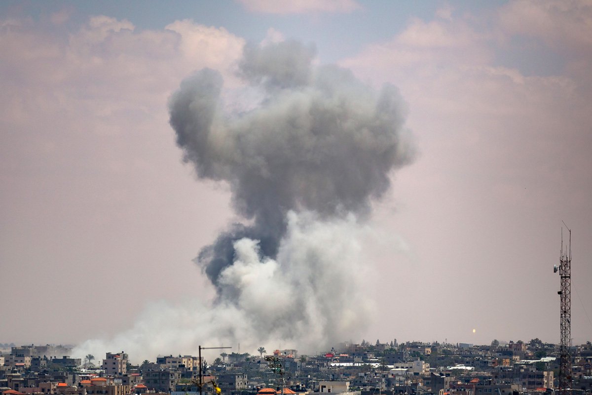Дым поднимается после израильского авиаудара в Рафахе, юг Сектора Газа, 7 мая 2024 года. Фото: Haitham Imad / EPA-EFE