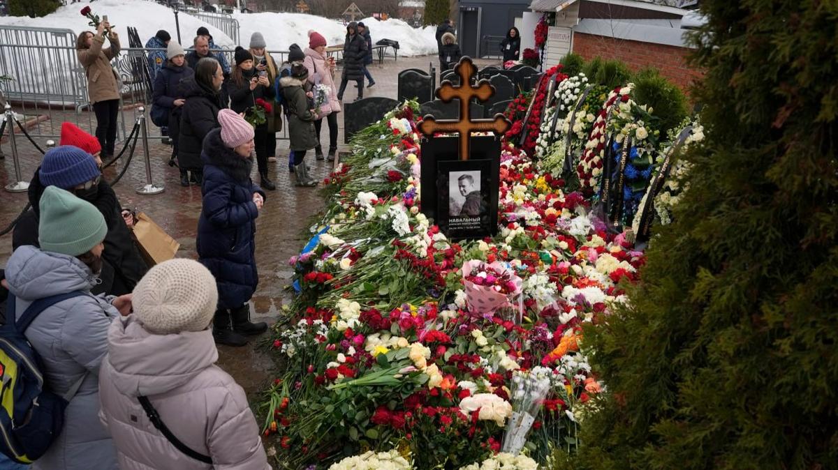 Люди второй день подряд приходят к могиле Навального, чтобы проститься с убитым политиком