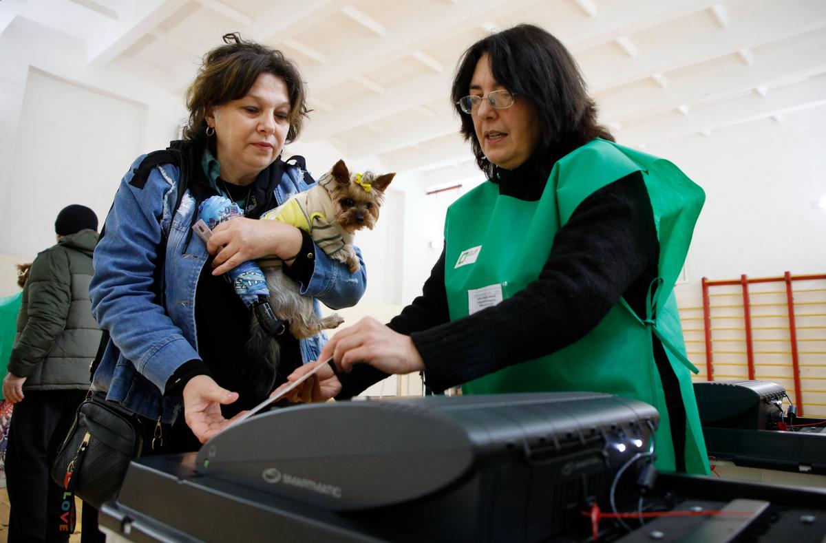 A Georgian woman casts her ballot at a polling station in Tbilisi, Georgia, 26 October 2024. Photo: EPA-EFE/DAVID MDZINARISHVILI