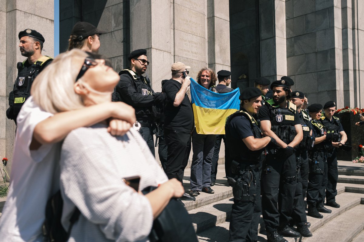 Немец с флагом Украины, окруженный полицией. Фото: Даниил Маштаков