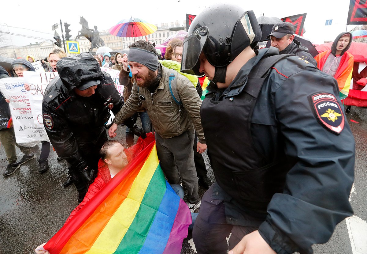Сотрудники полиции задерживают ЛГБТ-активиста во время митинга в честь Дня труда в Санкт-Петербурге, Россия, 01 мая 2018 года. Фото: Анатолий Мальцев / EPA-EFE