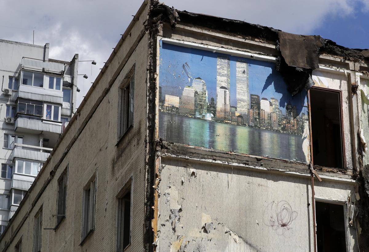 A five-storey 1960s building is demolished in Moscow as part of a €57 billion programme led by Moscow Mayor Sergey Sobyanin to demolish Soviet-era apartment blocks. Photo: EPA / SERGEI ILNITSKY