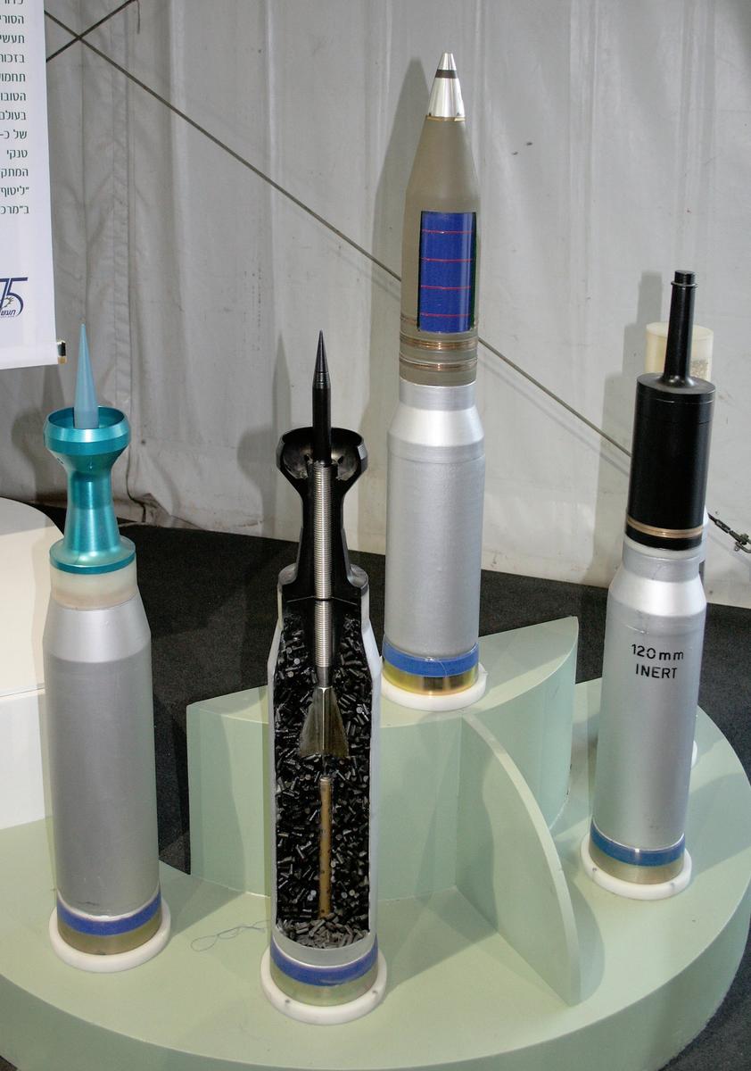 120-мм снаряды израильской фирмы IMI. На переднем плане снаряд М829 (США), выпускаемый IMI по лицензии. Фото:  Wikimeda Commons , CC BY-SA 3.0