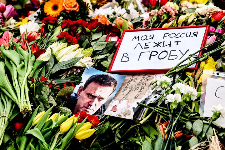 Стихийный мемориал памяти Алексея Навального у посольства России в Берлине, 1 марта 2024 года. Фото: Filip Singer / EPA-EFE