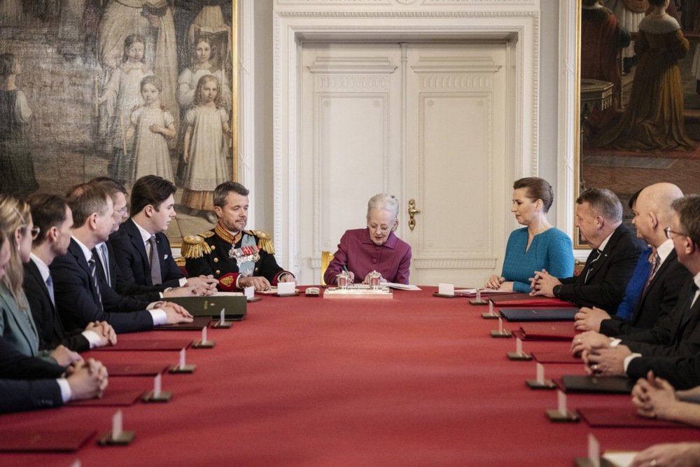 Королева Дании Маргрете II (в центре) подписывает декларацию об отречении от престола рядом с наследным принцем Фредериком (слева), принцем Кристианом (5-слева) и датским министром иностранных дел Метте Фредериксен (справа) в Государственном совете в замке Кристиансборг в Копенгагене, Дания , 14 января 2024 г. Фото: Мадс Клаус / EPA-EFE