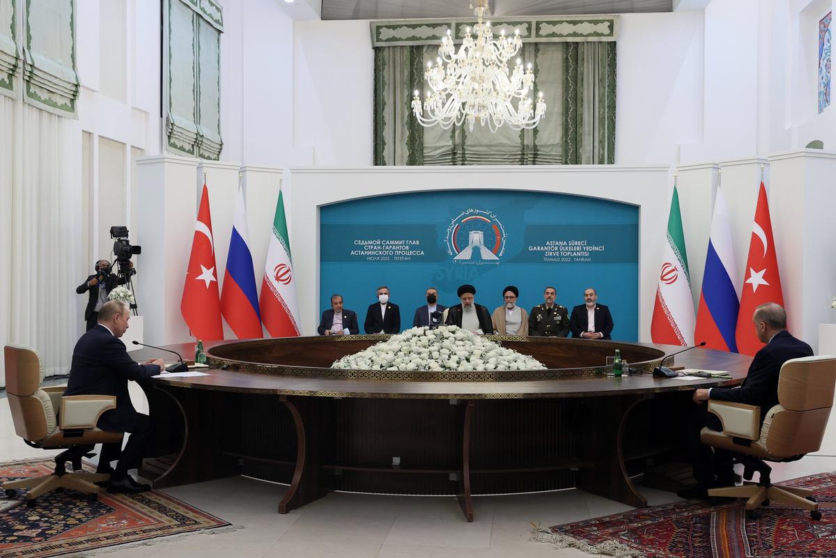 Президент России Владимир Путин, президент Ирана Ибрахим Раиси и президент Турции Реджеп Эрдоган. Фото: EPA-EFE/SERGEI SAVOSTYANOV
