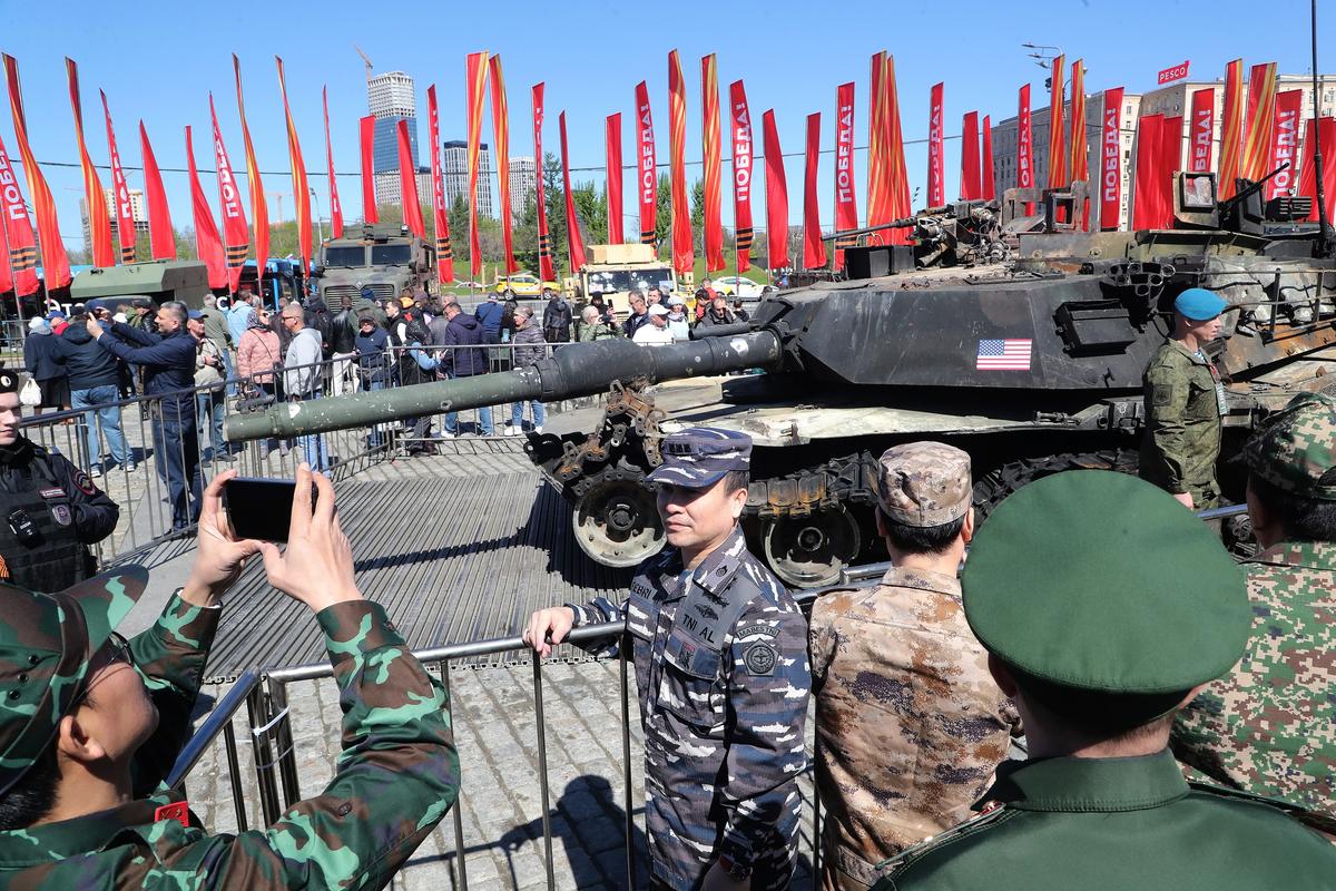 Иностранные военные атташе и посетители рассматривают боевой танк M1 Abrams американского производства, захваченный российскими войсками в Украине, на выставке на Поклонной горе в Москве, Россия, 3 мая 2024 года. Фото: EPA-EFE/МАКСИМ ШИПЕНКОВ
