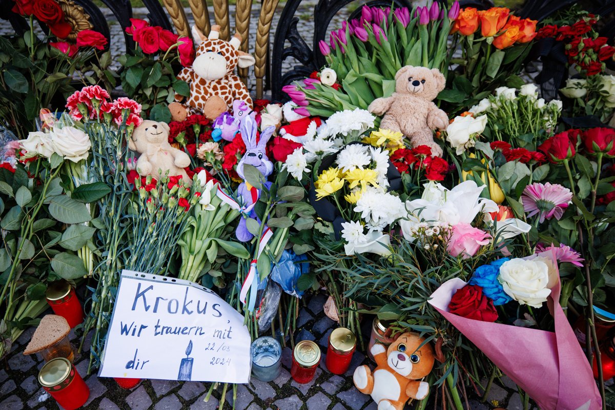 Стихийный мемориал у посольства России в Берлине в память погибших в «Крокус Сити Холле», Германия, 25 марта 2024 года. Фото: Clemens Bilan / EPA-EFE