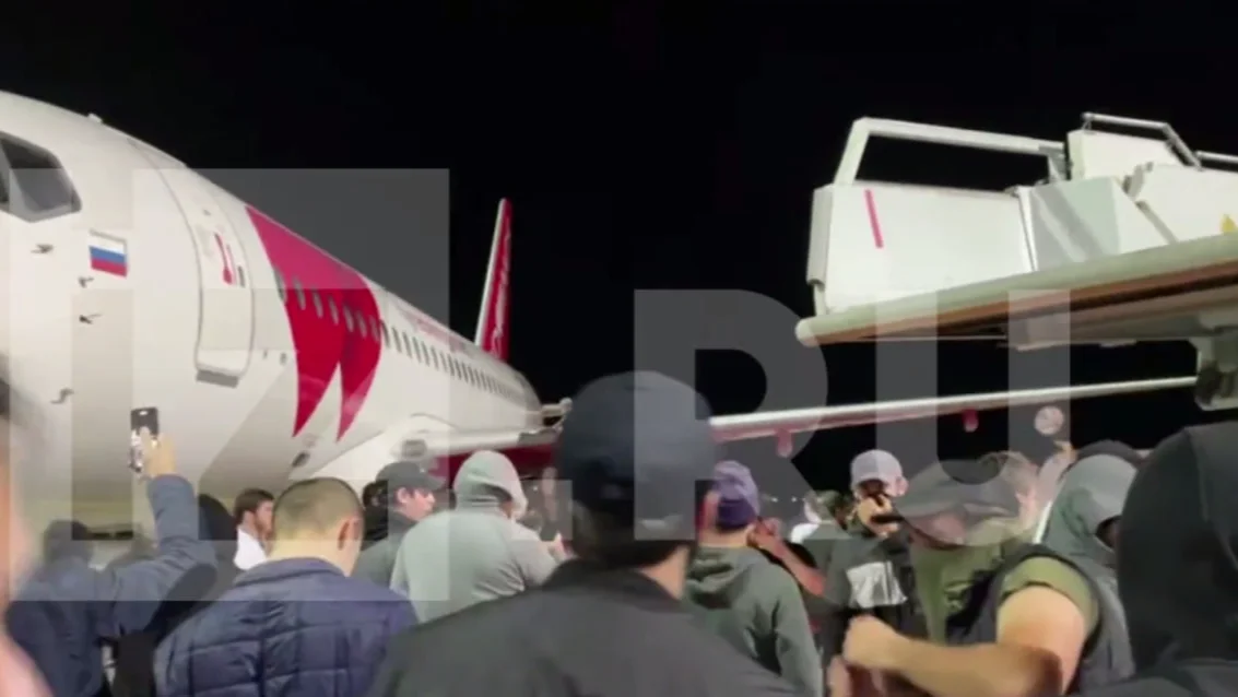 В Махачкале толпы протестующих захватили аэропорт в ожидании прибытия самолета из Тель-Авива «для отлова евреев»