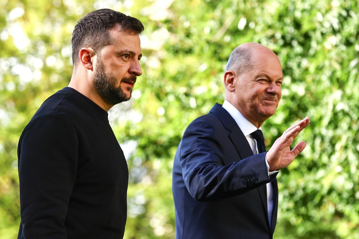 Ukrainian President Volodymyr Zelensky and German Chancellor Olaf Scholz during a visit by Zelensky to Berlin, on 11 October 2024. Photo: EPA-EFE/FILIP SINGER