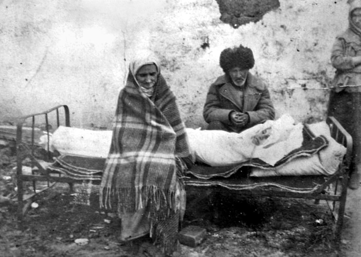 Ингушская семья Газдиевых у тела умершей дочери. Казахстан, 1944 год. Фото:  Wikimedia Commons