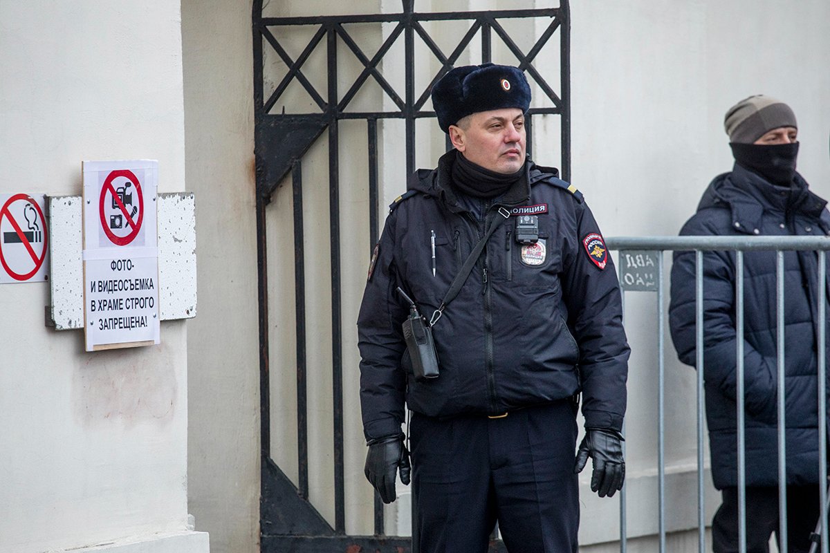 Полицейский у входа на территорию храма. Фото: Дмитрий Цыганов