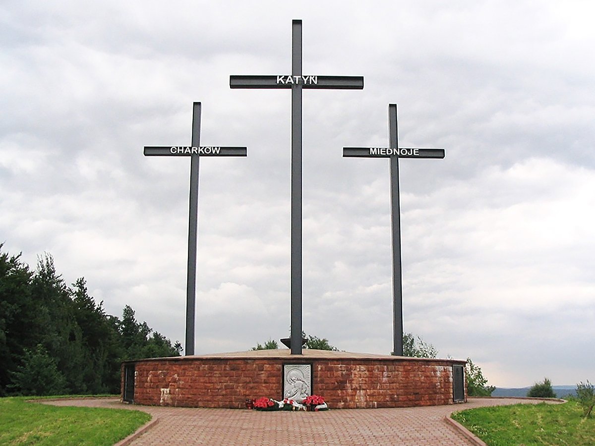 Памятник жертвам катынского расстрела у подножия Лысой горы в Свентокшиских горах, Польша. Фото: Wikipedia