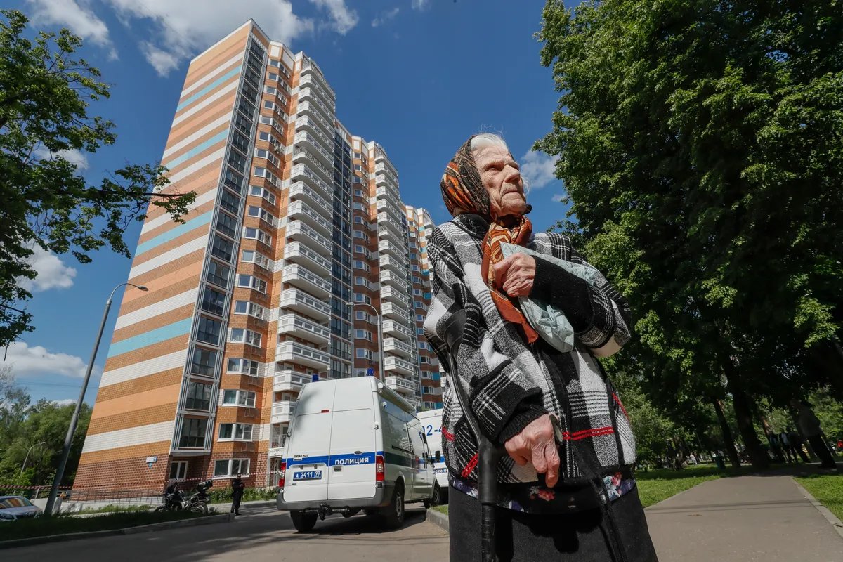 An elderly woman standing in front of a damaged residential building following reports of a drone attack on Moscow, Russia, 30 may 2023. Photo: EPA-EFE / YURI KOCHETKOV