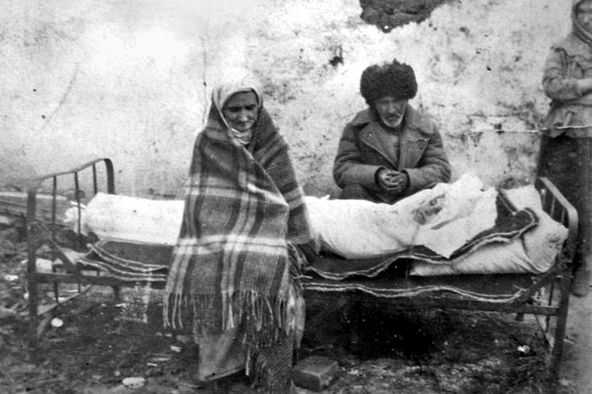 Ингушская семья Газдиевых у тела умершей дочери. Казахстан, 1944 год. Фото:  ghalghay.com