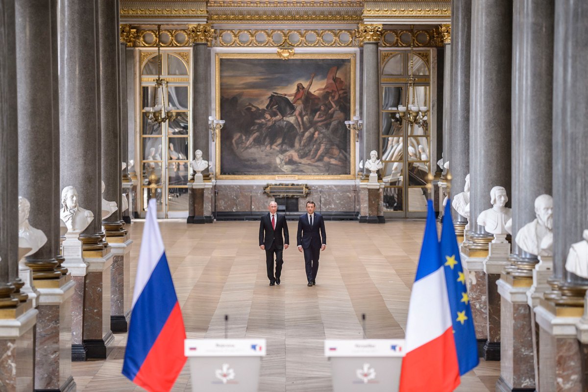 Президент Франции Эммануэль Макрон и Владимир Путин на совместной пресс-конференции Версальском дворце, Париж, 29 мая 2017 года. Фото: Christophe Petit Tesson / EPA