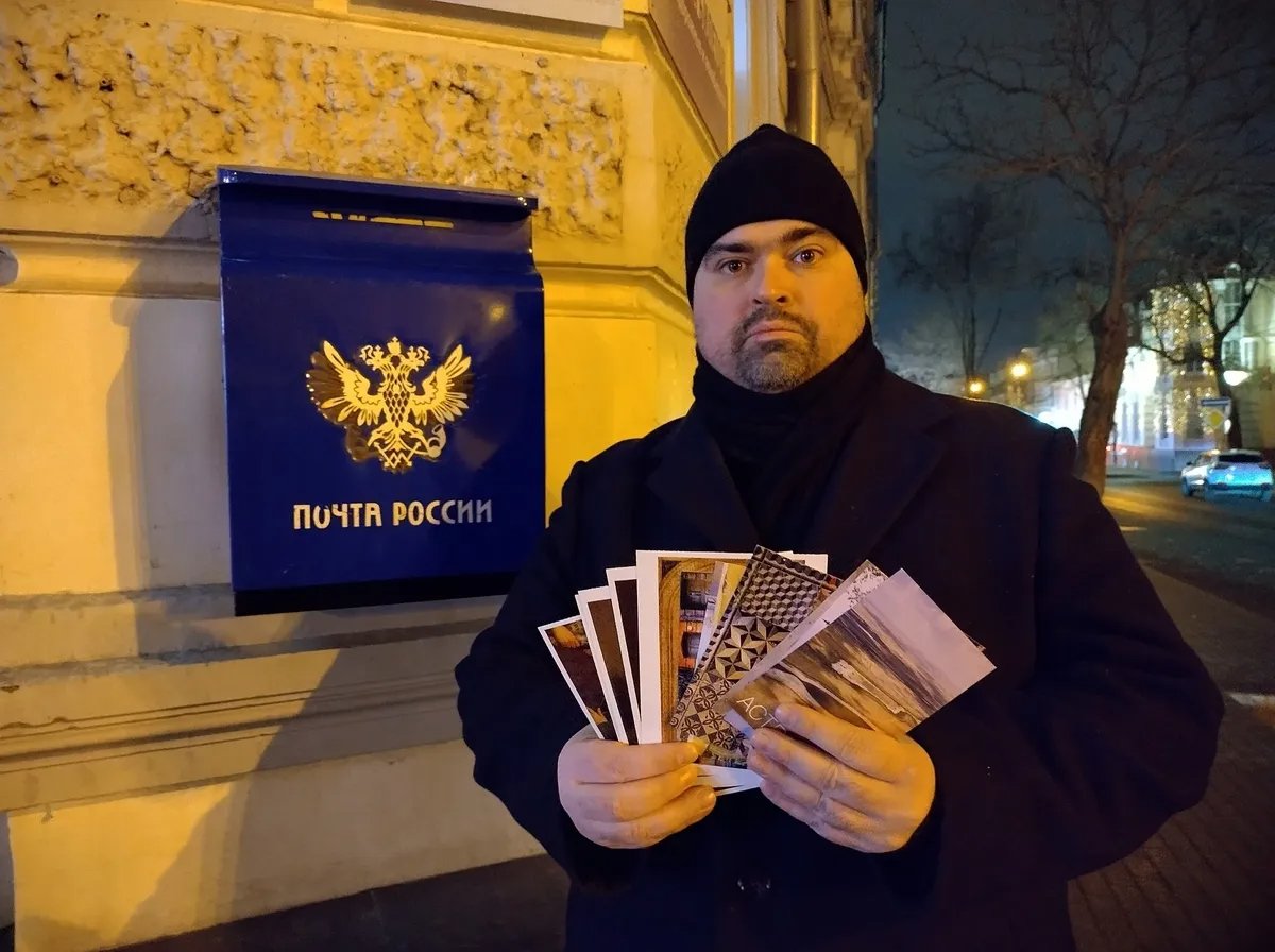 Yaroslav Savin sending poscards to political prisoners. Photo: social media