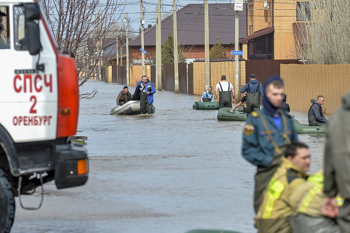 Спасатели МЧС России эвакуируют местных жителей из затопленного жилого массива в Оренбурге, Оренбургская область, Россия, 12 апреля 2024 года. Фото: Stringer / EPA-EFE